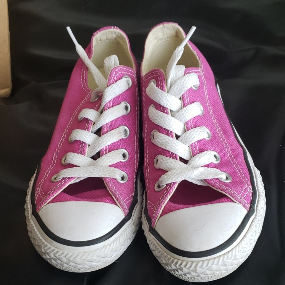 Like new girls converse